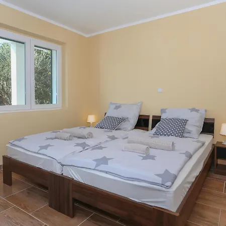 Apartment Gorgeous In Kastel Stari With Wifi Kastela